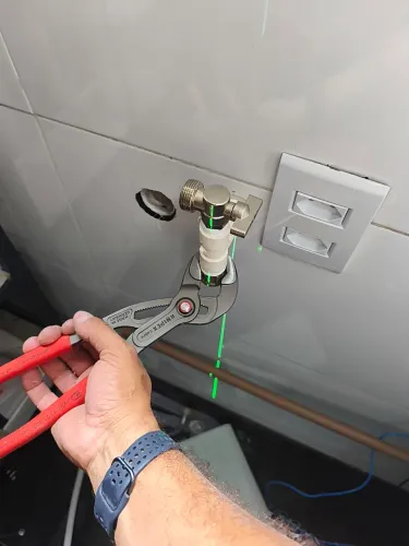 Eletricista, Bombeiro Hidráulico, Pintor Instalações em geral.