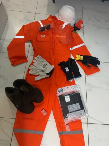 MACACÃO, BOTAS, CAPACETE, LUVAS, PROTETOR FACIAL e MÁSCARA