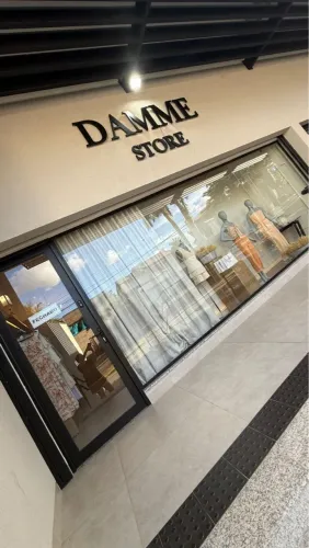 Loja de roupas completa em funcionamento 