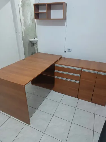 Mesa de escritório com armário e nicho