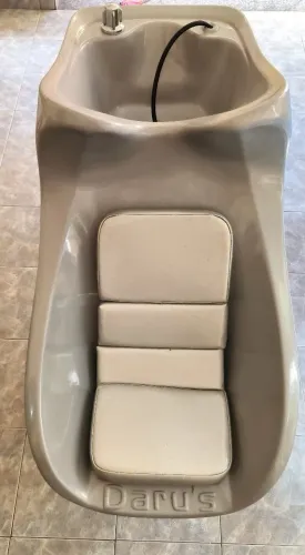 Lavatório para cabelo, cadeira e suporte.