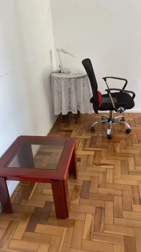 Mesas e cadeira de escritório