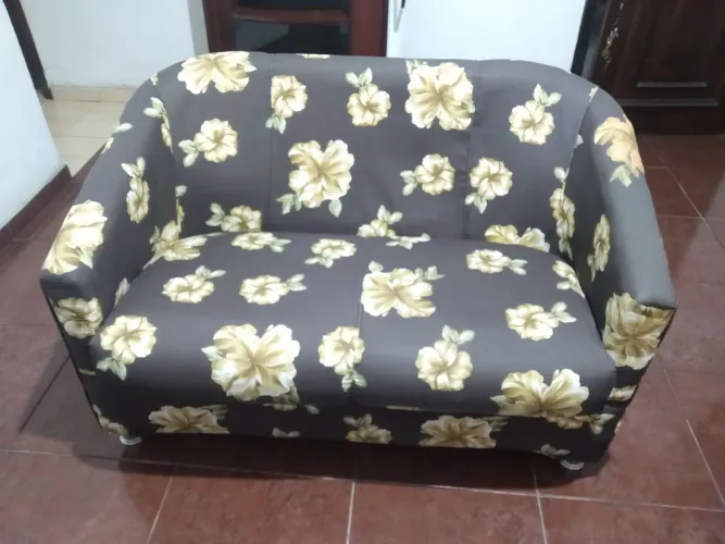 Sofá estampado com dois lugares