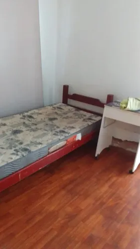 Alugo quartos mobiliados para Homens