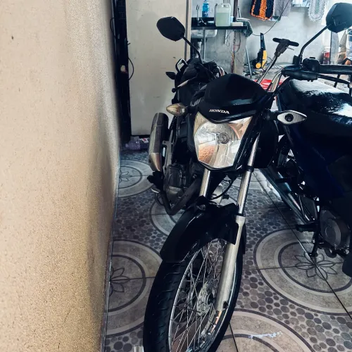 Vendo essa moto por 10 mil tabela 12.300 ela tem alguns detalhes pouco coisa