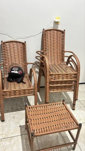 Conjunto Novo 4 Poltronas em Fibra Sintética + Mesa de Apoio - R$ 850
