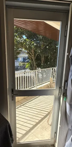 Conjunto de porta de alumínio com vidro e pantográfica