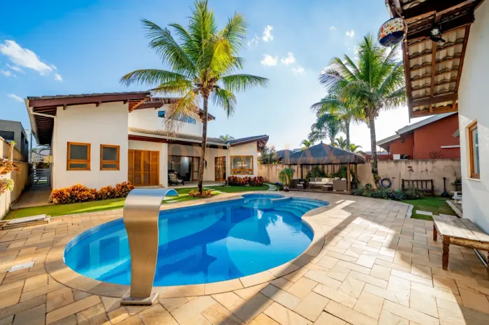 Casa estilo praia com fundo para floresta no Condomínio Shambala 2