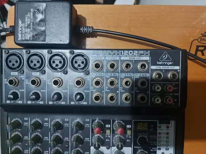 Mesa De Som Behringer Xenyx 1202fx com 12 Canais