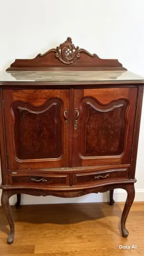 Cristaleira de madeira maciça da década de 40