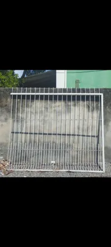 Vendo grade usada de ferro cor branco para portão ou cercado. Medida 3.30 MT por 2.0 MT
