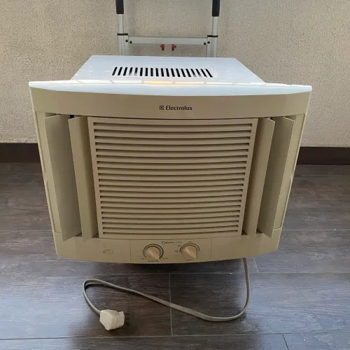 Ref. 055 Ar-Condicionado Electrolux Janela, Funcionando, Necessita Recarga de Gás