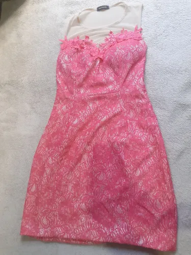 Vestido rosa rendado forrado possui tule e bojo tamanho P