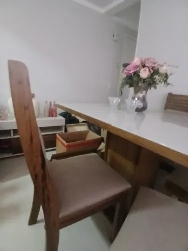 Vende se mesa de jantar quadrada em madeira tampo de vidro com 4 cadeiras estofadas