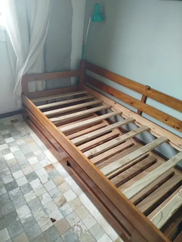 Bicama (cama de solteiro com cama auxiliar) de pinus