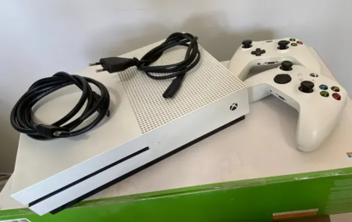 Xbox One S 500Gb COMPLETO + 2 Controles (1 da nova Geração) NA CAIXA