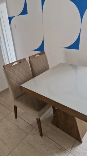 Mesa com tampo de vidro e 4 cadeiras