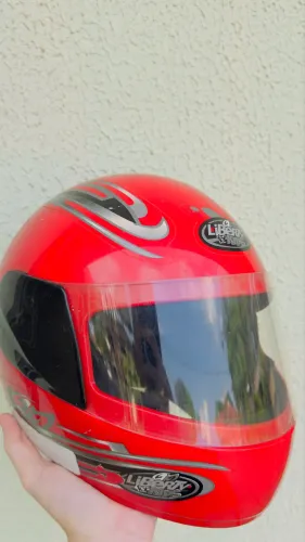 Capacete fechado infantil da marca Pro Tork (modelo Liberty Four Kids)