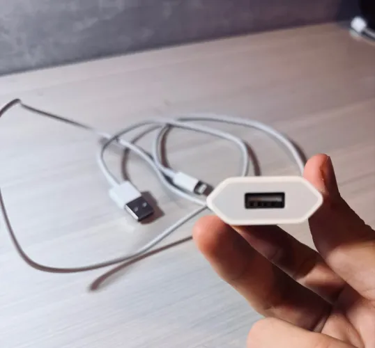 APPLE Adaptador de energia USB de 5W e o Cabo de Lightning para USB de 1 metro
