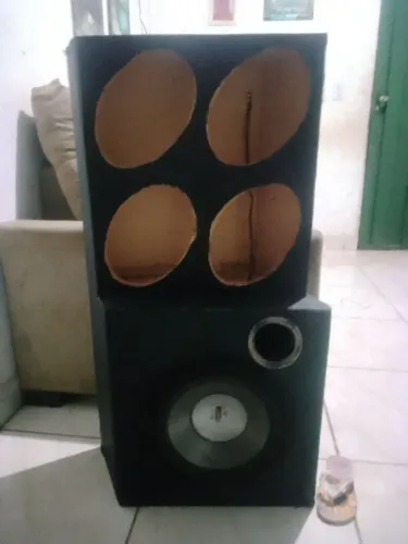 Caixa de som automotivo