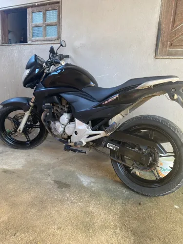 Vendo cb300r, ano 2011, moto toda filé, só pegar e andar!!!