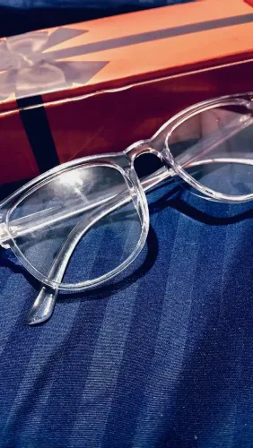Oculos armação transparente estilo fashion. Acompanhamento- Caixinha.