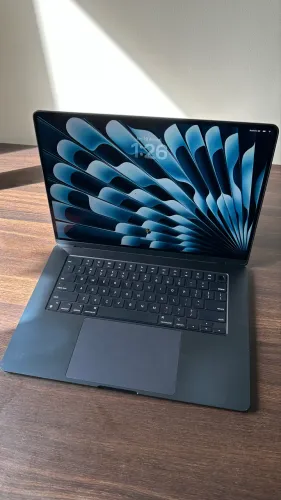 MacBook Air M3 16gb RAM 512gb SSD 15 inch