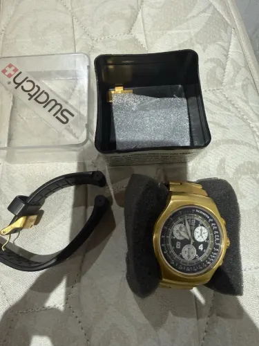 Relógio Swatch série ouro com duas pulseiras