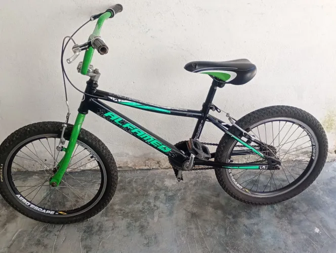 Bicicleta Infantil Aro 20 Alfameq Jump Freestyle Cross Preto com Verde