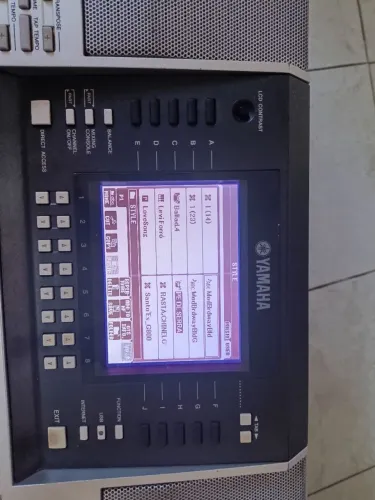 Vende ou troca teclado PSR S 710 em outro teclado ? ele tem que trocar auto falante