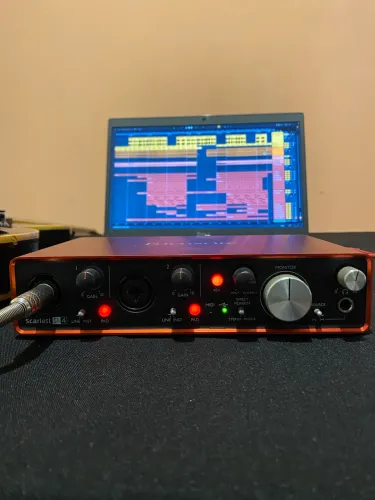 Focusrite Scarlett 2i4 2ª geração