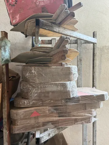 Caixas de pizzas e pás de madeira