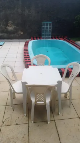 Mesa e cadeiras de plástico