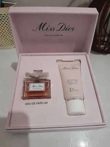 Kit miniatura miss dior eau de parfum e hidratante