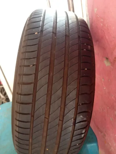 Vendo um pneu aro 17 215/55 michelon