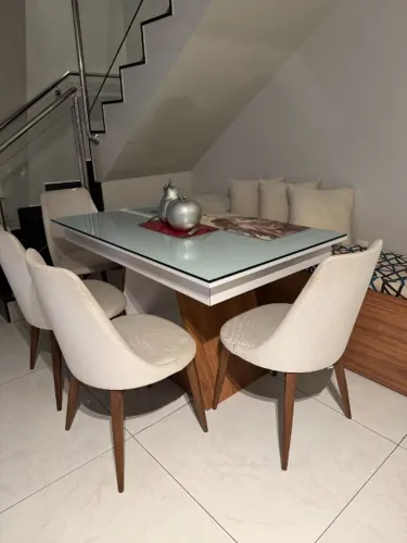 Mesa de Jantar 1,40 x 0,90 com 4 Cadeiras Tok&Stok - Conjunto Moderno e Conservada