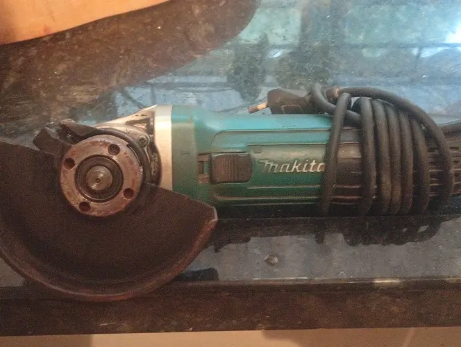 Vendo lixadeira marca máquita volt 220