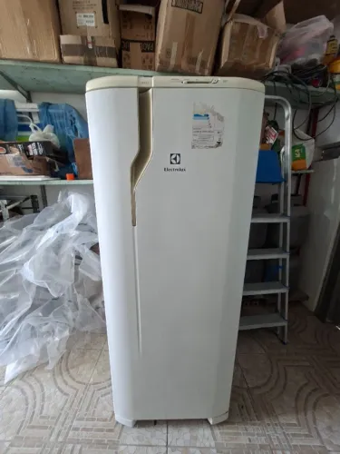 Geladeira ELECTROLUX 240 litros