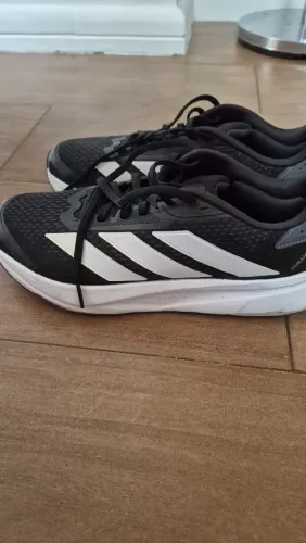Tenis preto número 41.