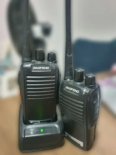 VENDO OU TROCO PAR DE RÁDIO COMUNICADOR (WALKIE TALKIE) + BASE DE CARREGAMENTO!!!!!