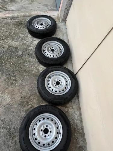 4 rodas originais Fiat e 4 pneus Goodyear altimax aro 13 175/70