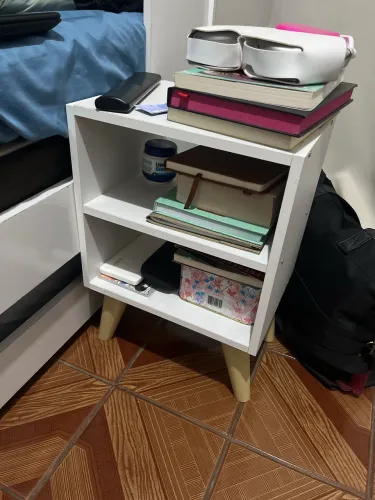 Mesa de cabeceira pequena