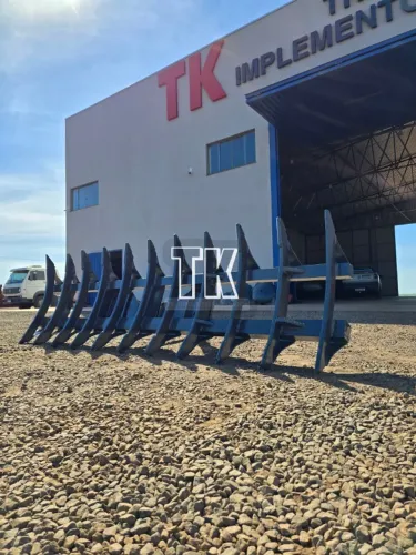 cod. 1256 ESCARIFICADOR / ENLEIRADOR FRONTAL DE 11 DENTES - Tk Tratores Nova Andradina-MS