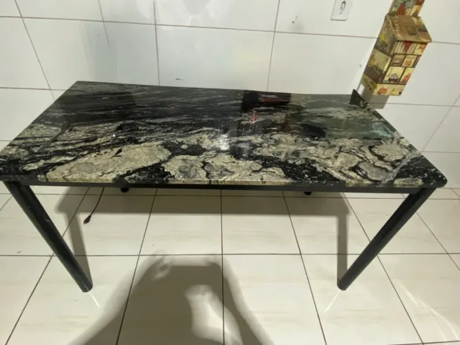 Mesa de tampo de granito
