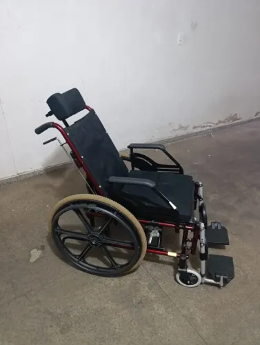 Cadeira de rodas reclinável e cadeira de banho