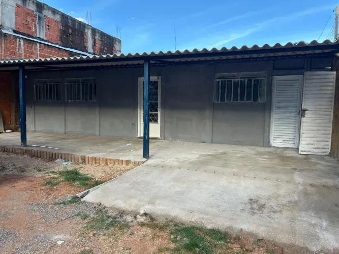 Aluga-se Casa