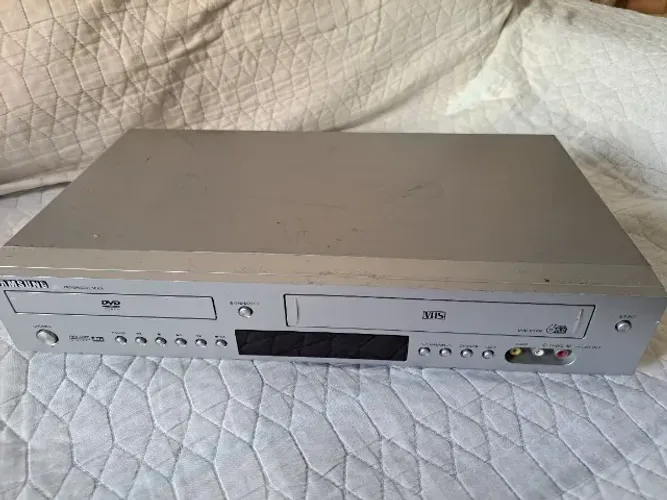 Samsung DVDV5500 DVD/VCR Combination Dual Deck (LER ANÚNCIO)