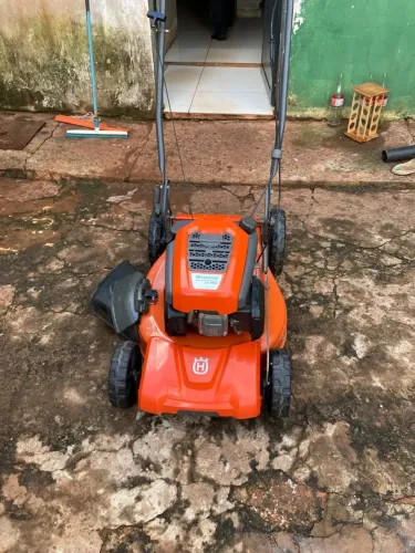 Cortador de grama a gasolina LC 1515. Tração traseira, Máquina revisada.<br>R$2.800