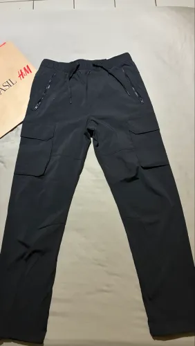 Calça cargo em Nylon H&M
