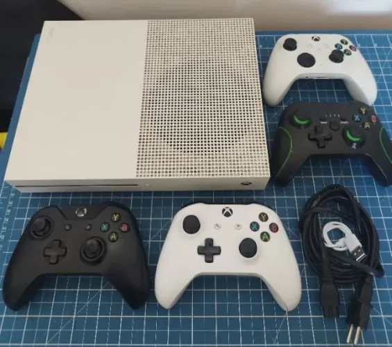 Xbox One S 500gb Perfeito estado 4 controles
